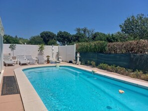 Blau, Schwimmbad, Verbundwerkstoff, Gartenmöbel, Resort, Freizeit, Water Feature, Landscaping, Stuhl, Schatten