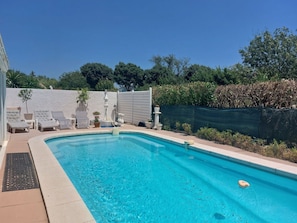 Blau, Schwimmbad, Verbundwerkstoff, Gartenmöbel, Resort, Freizeit, Water Feature, Landscaping, Stuhl, Schatten