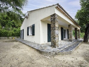 Plante, Ciel, Bâtiment, Fenêtre, Arbre, Lot Terre, Nuage, Bois, Chalet, Maison