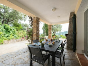 Table, Plante, Meubles, Chaise, Arbre, Ombre, Bois, Design Intérieur, Sol, Bâtiment