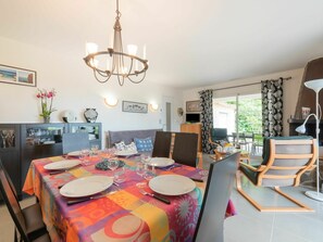 Table, Propriété, Meubles, Décoration, Cadre, Chaise, Design Intérieur, Éclairage, Sol, Salon
