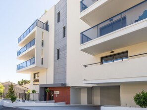 Building, Daytime, Plant, Window, White, Sky, Urban Design, Neighbourhood, Condominium