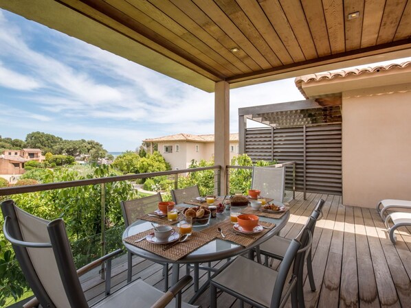 Meubles, Propriété, Ciel, Table, Plante, Pot De Fleur, Bâtiment, Chaise, Bois, Design Intérieur