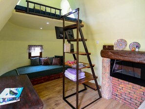 Möbel, Holz, Komfort, Interior Design, Fussboden, Flooring, Bettrahmen, Wohnzimmer, Wand, Bücherregal