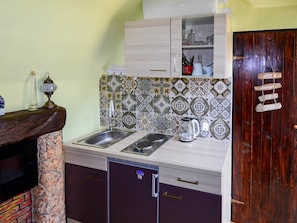 Cabinetry, Countertop, Gasherd, Cooktop, Herd, Küche, Herd, Holz, Interior Design, Küchengerät