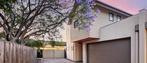 Jacaranda Lane - sleek modern townhouse (2342)