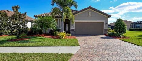 Stand alone home driveway and front entrance