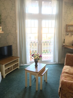 Lounge with French doors to the balcony 