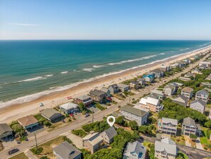 Aerial view of Pelican Place and its proximity to the beach