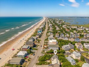 Aerial view of Pelican Place and its proximity to the beach