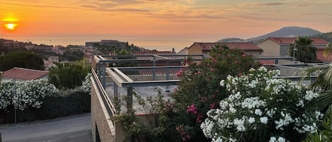 Lever du soleil sur la mer  depuis la terrasse