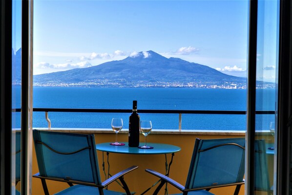 Balcony overlookingt the Vesuvius