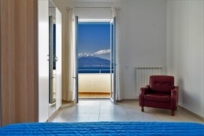 Double bedroom overlooking the Vesuvius.