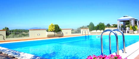 PISCINA CON GRANDE TERRAZZA E VISTA PANORAMICA - AGRITURISMO POGGIO ALLA CAVALLA