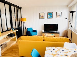 L'appartement est ultra lumineux avec 2 grands fenetres sur la mer