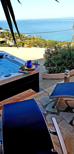 Outdoor spa tub