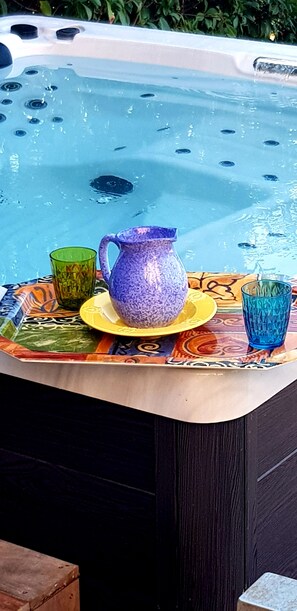 Outdoor spa tub