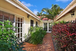 The front door of Kauai Love