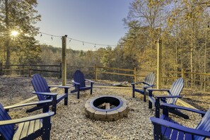 Brand new fire pit in a spacious and fun outdoor entertainment area!