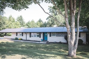 Expansive Lawn Space, Meticulously Maintained for Your Enjoyment.