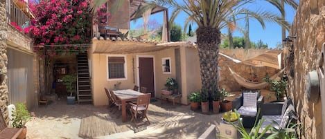 Tinyhouse im Innenhof der Finca