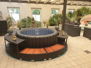 Indoor spa tub