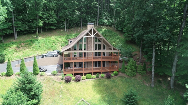 3-Level Mountain Home with double level parking and wrap around decks 