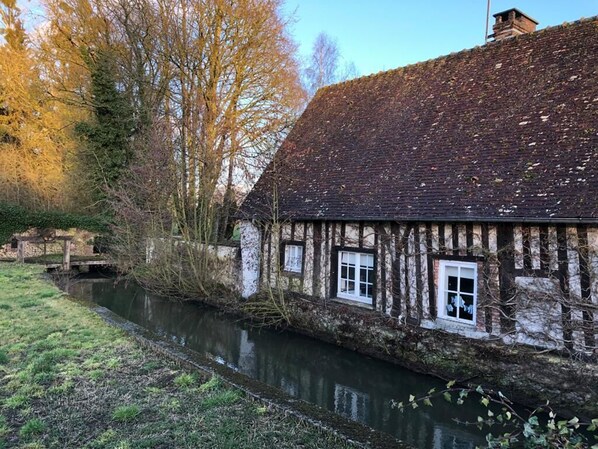 Maison Normande en colombage au bord de l'eau.