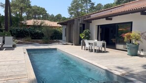 Terrasse, piscine et table ensoleillée