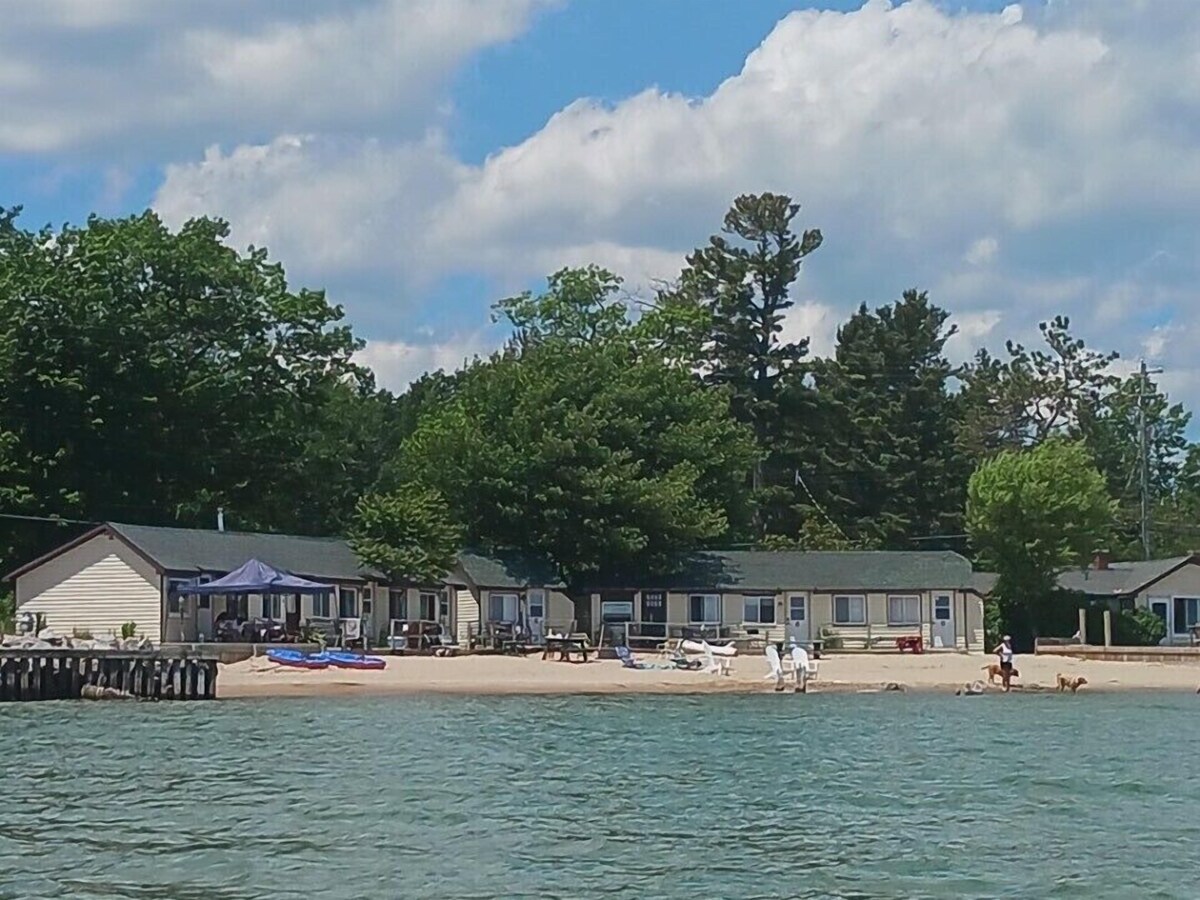 Unit #3-The Lazy Fish- Stand alone motel room type cabin on the beach!