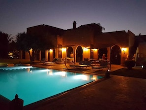 Vue de nuit villa -piscine
Night view of the villa & swimming pool