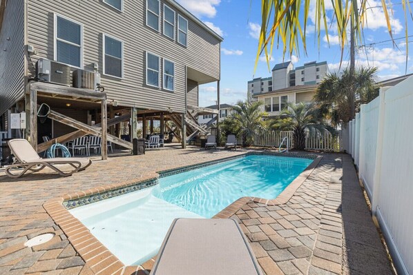 The backyard is your private retreat — soak up the sun, fire up the grill for dinner, take a refreshing swim, or relax with a nap in the hammock. ☀️🍔🏊‍♂️😌