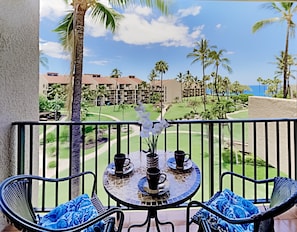 Sip your morning Kona coffee in this beautiful, lush, tropical setting!