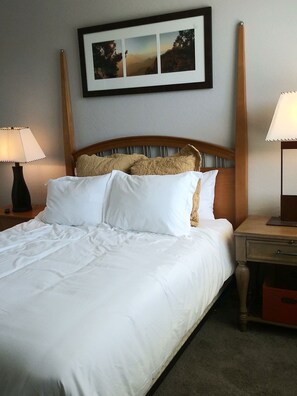 2nd bedroom Queen bed with 43" wall mounted ROKU television. Stylish southwest decor and ceiling fan. 