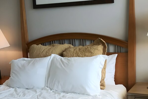 2nd bedroom Queen bed with 43" wall mounted ROKU television. Stylish southwest decor and ceiling fan. 