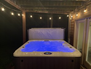 Indoor spa tub