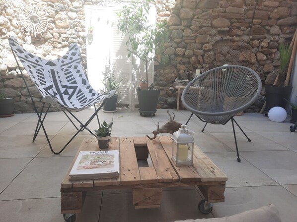Le patio de 25m2 avec une partie ombragé 