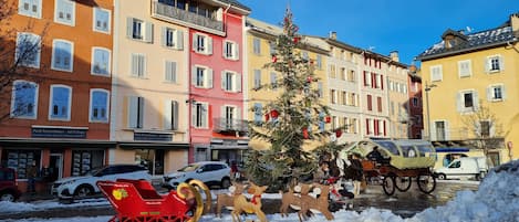 Appartement situé sur la place de la mairie, au bout de la rue piétonne Manuel