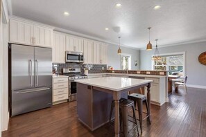 Insta-Worthy fully-equipped kitchen great open floor plan for great conversation