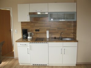 Ferienwohnung 3, 30 qm, 1 Schlafzimmer, max. 2 Personen-Küchenzeile mit 2 Plattenherd, Mikrowelle und kleiner Backofen zum Aufbacken von Brötchen, kleinen Pizzen etc. vorhanden