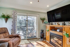 Living Room | Queen Sleeper Sofa | Free WiFi | Central Heat | Smart TV