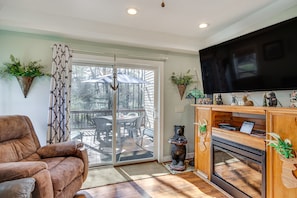 Living Room | Queen Sleeper Sofa | Free WiFi | Central Heat | Smart TV