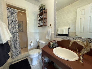 The "Bleu Toile" private bathroom
