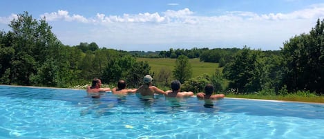 Piscine à débordement. Infinity pool.