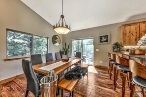 Luxury Lake Tahoe Spacious Great room with Modern Kitchen , Dinning table and open bar seating Fire Place! Perfect for that family and friends getaway