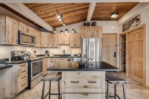 Full kitchen with island seating