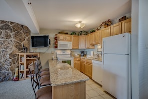 Full kitchen with counter seating