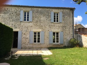 Gîte côté terrasse et jardin