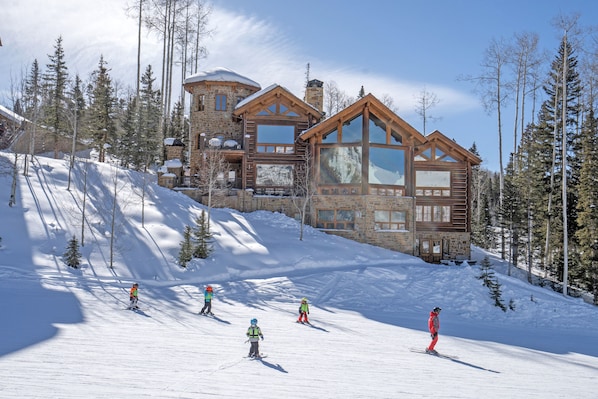 1.0-picture-perfect-mountain-village-ski-in-ski-out1