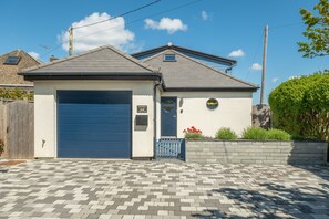 Sunset, Overstrand: A pretty brick weave driveway leads you to Sunset